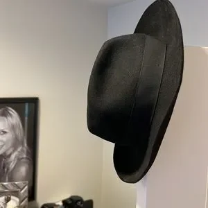 Stunning classic black BORSALINO soft felt 6-1/2 small head hat. Please measure m_63c54752eb7e7af13345711c.jpg main image 2